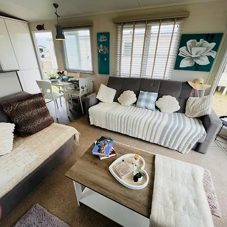 Teal - A Few Steps From The 假日公园 *